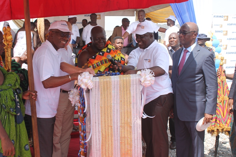 Asantehene Otumfuo Osei Tutu II, who unveiled the plaque to officially open the Asanko Gold Mine at manso Nkran